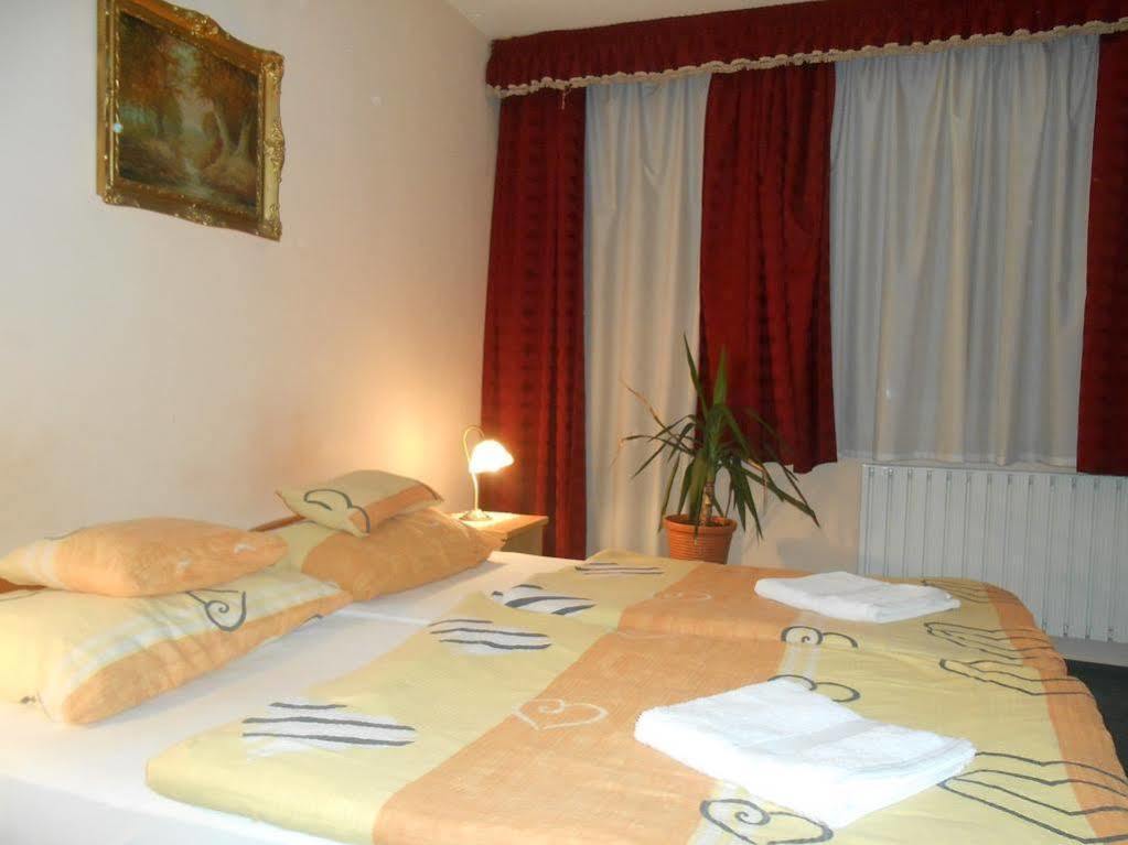 Kalman Panzio Bed & Breakfast Szeged Exterior photo