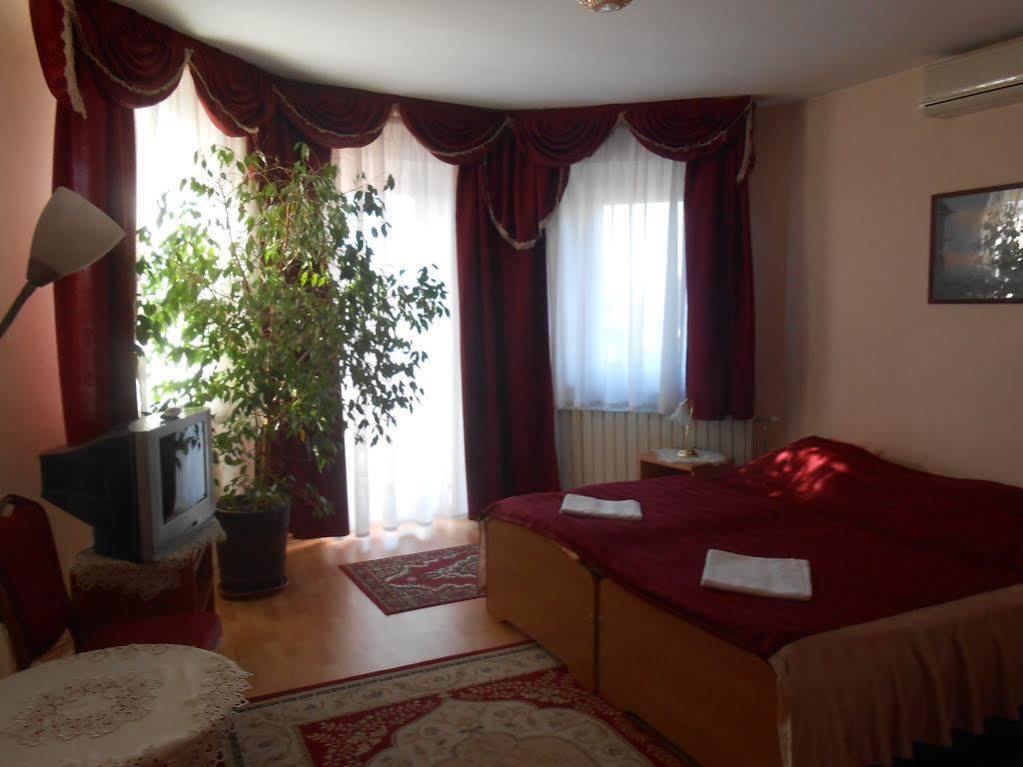 Kalman Panzio Bed & Breakfast Szeged Exterior photo